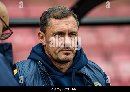 Paul Hurst, Teammanager des FC Shrewsbury, während des FA Cup First Round-Spiels zwischen Salford City und Shrewsbury Town im Peninsula Stadium, Salford, am Samstag, den 2. November 2024. (Foto: Ian Charles | MI News) Credit: MI News & Sport /Alamy Live News Stockfoto