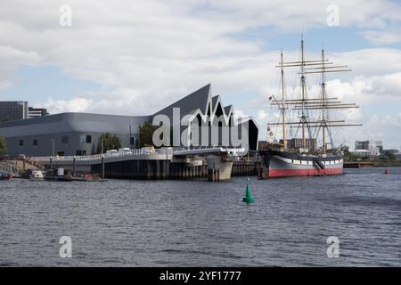 Der Fluss Clyde im Stadtzentrum von Glasgow an einem sonnigen Herbstmorgen Stockfoto