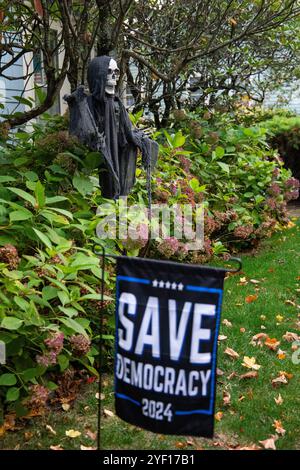 Das historische Wickford, RI. Oktober 31, 2024. Wähler unterschreiben auf Rasenflächen im Historic Wickford, RI. @ Veronica Bruno / Alamy Live News Stockfoto