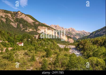 Der Fluss Var bei Saint-Martin-d’Entraunes in den französischen Alpen, Alpes-Maritimes, Frankreich Stockfoto