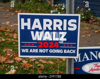 Das historische Wickford, RI. Oktober 31, 2024. Wähler unterschreiben auf Rasenflächen im Historic Wickford, RI. @ Veronica Bruno / Alamy Live News Stockfoto