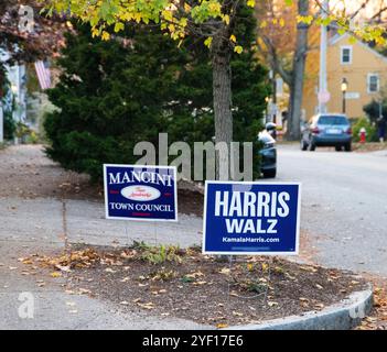 Das historische Wickford, RI. Oktober 31, 2024. Wähler unterschreiben auf Rasenflächen im Historic Wickford, RI. @ Veronica Bruno / Alamy Live News Stockfoto