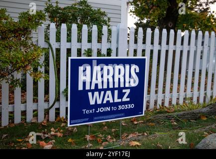 Das historische Wickford, RI. Oktober 31, 2024. Wähler unterschreiben auf Rasenflächen im Historic Wickford, RI. @ Veronica Bruno / Alamy Live News Stockfoto