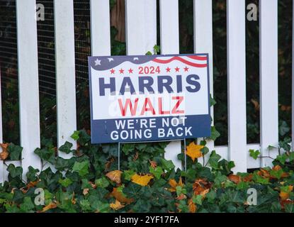 Das historische Wickford, RI. Oktober 31, 2024. Wähler unterschreiben auf Rasenflächen im Historic Wickford, RI. @ Veronica Bruno / Alamy Live News Stockfoto