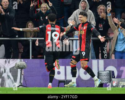 Bournemouth, Großbritannien. November 2024. Bournemouth, England, 2. November 2024: Bournemouth's Evanilson (rechts) feiert das zweite Tor seiner Mannschaft während des Premier League-Fußballspiels zwischen Bournemouth und Manchester City im Vitality Stadium in Bournemouth, England. (David Horton/SPP) (David Horton/SPP) Credit: SPP Sport Press Photo. /Alamy Live News Stockfoto