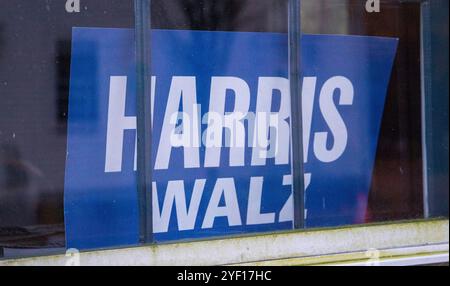 Das historische Wickford, RI. Oktober 31, 2024. Wähler unterschreiben auf Rasenflächen im Historic Wickford, RI. @ Veronica Bruno / Alamy Live News Stockfoto