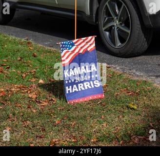 Das historische Wickford, RI. Oktober 31, 2024. Wähler unterschreiben auf Rasenflächen im Historic Wickford, RI. @ Veronica Bruno / Alamy Live News Stockfoto