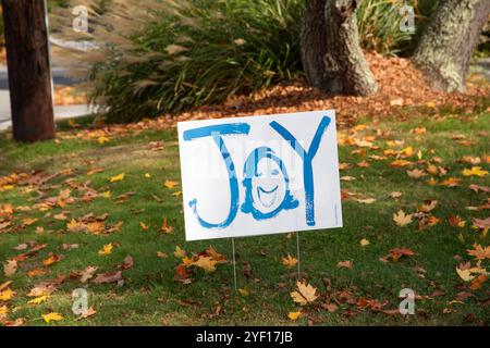 Jamestown, RI. Oktober 31, 2024. Kamala Harris 'Joy' Schild in Jamestown, RI... @ Veronica Bruno / Alamy Live News Stockfoto