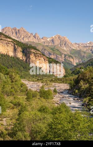 Der Fluss Var bei Saint-Martin-d’Entraunes in den französischen Alpen, Alpes-Maritimes, Frankreich Stockfoto