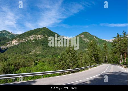 La Route des Grande Alpes zwischen Villeneuve-d'Entraunes und Saint-Martin-d'Entraeunes im Var-Tal bis zum Alpenpass Col de Cayolle, Frankreich Stockfoto