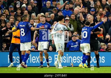 Kalvin Phillips von Ipswich Town (links) reagiert, nachdem Schiedsrichter Tim Robinson (rechts) eine rote Karte gezeigt hat, nachdem er eine zweite gelbe Karte während des Premier League-Spiels in Portman Road, Ipswich, gezeigt hat. Bilddatum: Samstag, 2. November 2024. Stockfoto