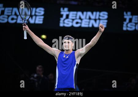 Paris, Frankreich. November 2024. Der deutsche Tennisspieler Alexander Zverev feiert seinen Sieg gegen Holger Rune und qualifiziert sich für das Finale der Rolex Paris Masters 2024. Foto: Tomas Stevens/ABACAPRESS. COM Credit: Abaca Press/Alamy Live News Stockfoto