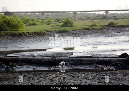 Liter Trinkwasser werden aus der Versorgungsleitung verschwendet, was die Fahrlässigkeit des betreffenden Departements am Fluss Korangi in Karachi am Samstag, den 2. November 2024, zeigt. Hier vergeuden Liter Wasser aufgrund von Fahrlässigkeit und Zerstörung der Leitung, aber andererseits stehen die Bewohner der angrenzenden Ortschaften vor einem Mangel an Trinkwasser. Stockfoto