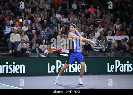 Paris, Frankreich. November 2024. Der deutsche Tennisspieler Alexander Zverev gegen Holger Rune im Halbfinale der Rolex Paris Masters 2024 in Paris, Frankreich, am 2. November 2024. Foto: Tomas Stevens/ABACAPRESS. COM Credit: Abaca Press/Alamy Live News Stockfoto