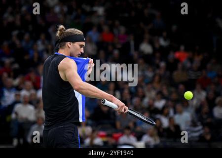 Paris, Frankreich. November 2024. Der deutsche Tennisspieler Alexander Zverev gegen Holger Rune im Halbfinale der Rolex Paris Masters 2024 in Paris, Frankreich, am 2. November 2024. Foto: Tomas Stevens/ABACAPRESS. COM Credit: Abaca Press/Alamy Live News Stockfoto