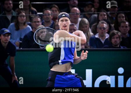 Paris, Frankreich. November 2024. Der deutsche Tennisspieler Alexander Zverev gegen Holger Rune im Halbfinale der Rolex Paris Masters 2024 in Paris, Frankreich, am 2. November 2024. Foto: Tomas Stevens/ABACAPRESS. COM Credit: Abaca Press/Alamy Live News Stockfoto