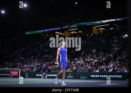 Paris, Frankreich. November 2024. Der deutsche Tennisspieler Alexander Zverev gegen Holger Rune im Halbfinale der Rolex Paris Masters 2024 in Paris, Frankreich, am 2. November 2024. Foto: Tomas Stevens/ABACAPRESS. COM Credit: Abaca Press/Alamy Live News Stockfoto