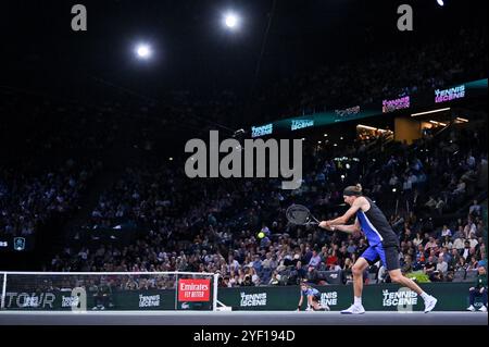 Paris, Frankreich. November 2024. Der deutsche Tennisspieler Alexander Zverev gegen Holger Rune im Halbfinale der Rolex Paris Masters 2024 in Paris, Frankreich, am 2. November 2024. Foto: Tomas Stevens/ABACAPRESS. COM Credit: Abaca Press/Alamy Live News Stockfoto
