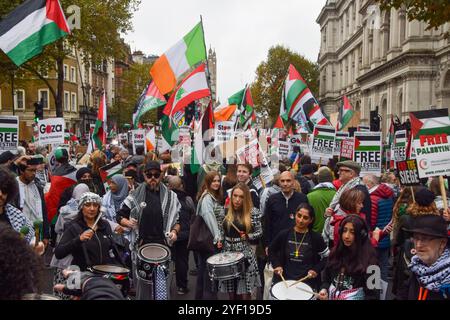 London, England, Großbritannien. November 2024. Palästinensische Demonstranten versammeln sich vor der Downing Street, während Tausende in Zentral-London in Solidarität mit Palästina und dem Libanon marschieren und ein Ende der israelischen Angriffe fordern. (Kreditbild: © Vuk Valcic/ZUMA Press Wire) NUR REDAKTIONELLE VERWENDUNG! Nicht für kommerzielle ZWECKE! Stockfoto