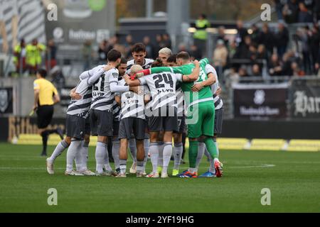 Spielerkreis des SV Sandhausen SV Sandhausen vs. TSV 1860 München, Fussball, 3. Liga, Spielzeit 2024/2025, 13. SPIELTAG, DFL-VORSCHRIFTEN VON 02.11.2024 VERBIETEN DIE VERWENDUNG VON FOTOS ALS BILDSEQUENZEN. Foto: Eibner-Pressefoto/Achim Kunetka Stockfoto