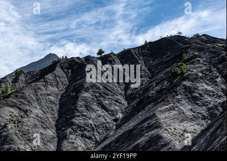 Pechschwarz ist der Felsen der erodierten Alpenlandschaft des Var-Tals bei Entraunes, Alpes-Maritimes, Frankreich Stockfoto