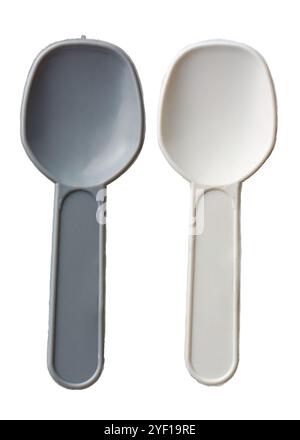 Kleiner flacher Kunststoff-Joghurt, Eis oder Verkostungslöffel isolierter weißer Hintergrund, graues und weißes Einweg-Utensilien für die Probenahme von Lebensmitteln und gefroren Stockfoto