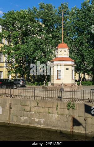 Kronstadt, Russland - 22. Juni 2024: Altes Gebäude des Gezeitenmessers Stockfoto