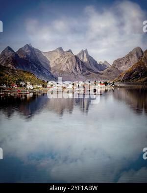 Das malerische Dorf reine, eingebettet an der zerklüfteten Küste von Moskenesøya auf den Lofoten-Inseln in Norwegen. Stockfoto