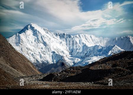 Die schneebedeckten Gipfel des Cho Oyu entlang der zerklüfteten Grenze zwischen Nepal und Tibet kaskadiert in großer Höhe am Nachmittag. Stockfoto