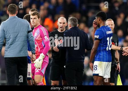 Kieran McKenna spricht mit Schiedsrichter Tim Robinson nach dem letzten Pfiff im Premier League-Spiel in Portman Road, Ipswich. Bilddatum: Samstag, 2. November 2024. Stockfoto