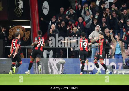 Bournemouth's Francisco Evanilson (rechts) feiert das zweite Tor seiner Mannschaft während des Premier League-Spiels im Vitality Stadium, Bournemouth. Bilddatum: Samstag, 2. November 2024. Stockfoto