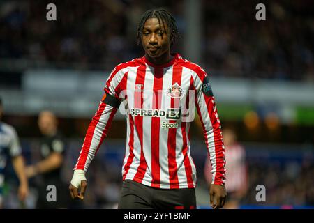 Romaine Mundle of Sunderland während des Sky Bet Championship-Spiels zwischen Queens Park Rangers und Sunderland im Loftus Road Stadium, London am Samstag, den 2. November 2024. (Foto: David Watts | MI News) Credit: MI News & Sport /Alamy Live News Stockfoto