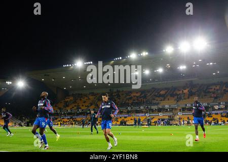 Crystal Palace Spieler während des Vorspiels wärmen sich vor dem Premier League Match Wolverhampton Wanderers vs Crystal Palace in Molineux, Wolverhampton, Großbritannien, 2. November 2024 (Foto: Gareth Evans/News Images) Stockfoto