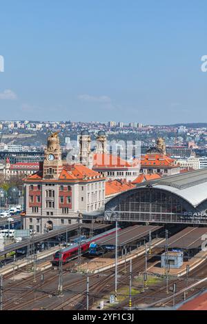 Prag Hauptbahnhof (Praha hlavní nádraží) von der Vinohradská Straße aus gesehen, mit Prags Altstadt im Hintergrund, Tschechien Stockfoto