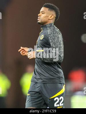 #22, Nélson Semedo of Wolves wärmt sich während des Premier League-Spiels zwischen Wolverhampton Wanderers und Crystal Palace in Molineux, Wolverhampton am Samstag, den 2. November 2024 auf. (Foto: Stuart Leggett | MI News) Credit: MI News & Sport /Alamy Live News Stockfoto