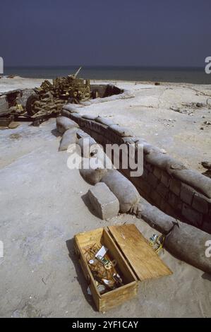 Erster Golfkrieg: 10. März 1991. Verlassene irakische Verteidigungsanlagen am Anjafa Beach in Kuwait City; ein Graben führt zu einer 57 mm AZP S-60 Flugabwehrkanone. Stockfoto