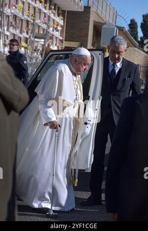 Vatikanstadt, Vatikanstadt. November 2024. Papst Franziskus leitet die päpstliche Messe zum Allerseelen-Tag zum Gedenken an alle verreisten Gläubigen auf dem Cimitero Laurentino, einem Friedhof am Stadtrand Roms, am Samstag, 2. November 2024. Quelle: dpa/Alamy Live News Stockfoto