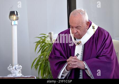 Vatikanstadt, Vatikanstadt. November 2024. Papst Franziskus leitet die päpstliche Messe zum Allerseelen-Tag zum Gedenken an alle verreisten Gläubigen auf dem Cimitero Laurentino, einem Friedhof am Stadtrand Roms, am Samstag, 2. November 2024. Quelle: dpa/Alamy Live News Stockfoto