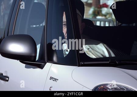 Vatikanstadt, Vatikanstadt. November 2024. Papst Franziskus leitet die päpstliche Messe zum Allerseelen-Tag zum Gedenken an alle verreisten Gläubigen auf dem Cimitero Laurentino, einem Friedhof am Stadtrand Roms, am Samstag, 2. November 2024. Quelle: dpa/Alamy Live News Stockfoto