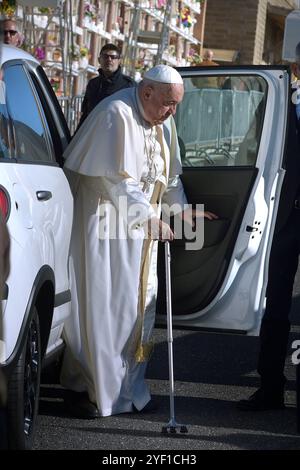 Vatikanstadt, Vatikanstadt. November 2024. Papst Franziskus leitet die päpstliche Messe zum Allerseelen-Tag zum Gedenken an alle verreisten Gläubigen auf dem Cimitero Laurentino, einem Friedhof am Stadtrand Roms, am Samstag, 2. November 2024. Quelle: dpa/Alamy Live News Stockfoto