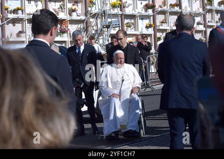 Vatikanstadt, Vatikanstadt. November 2024. Papst Franziskus leitet die päpstliche Messe zum Allerseelen-Tag zum Gedenken an alle verreisten Gläubigen auf dem Cimitero Laurentino, einem Friedhof am Stadtrand Roms, am Samstag, 2. November 2024. Quelle: dpa/Alamy Live News Stockfoto