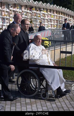 Vatikanstadt, Vatikanstadt. November 2024. Papst Franziskus leitet die päpstliche Messe zum Allerseelen-Tag zum Gedenken an alle verreisten Gläubigen auf dem Cimitero Laurentino, einem Friedhof am Stadtrand Roms, am Samstag, 2. November 2024. Quelle: dpa/Alamy Live News Stockfoto