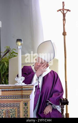 Vatikanstadt, Vatikanstadt. November 2024. Papst Franziskus leitet die päpstliche Messe zum Allerseelen-Tag zum Gedenken an alle verreisten Gläubigen auf dem Cimitero Laurentino, einem Friedhof am Stadtrand Roms, am Samstag, 2. November 2024. Quelle: dpa/Alamy Live News Stockfoto
