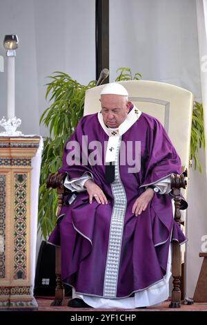 Vatikanstadt, Vatikanstadt. November 2024. Papst Franziskus leitet die päpstliche Messe zum Allerseelen-Tag zum Gedenken an alle verreisten Gläubigen auf dem Cimitero Laurentino, einem Friedhof am Stadtrand Roms, am Samstag, 2. November 2024. Quelle: dpa/Alamy Live News Stockfoto