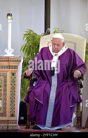 Vatikanstadt, Vatikanstadt. November 2024. Papst Franziskus leitet die päpstliche Messe zum Allerseelen-Tag zum Gedenken an alle verreisten Gläubigen auf dem Cimitero Laurentino, einem Friedhof am Stadtrand Roms, am Samstag, 2. November 2024. Quelle: dpa/Alamy Live News Stockfoto