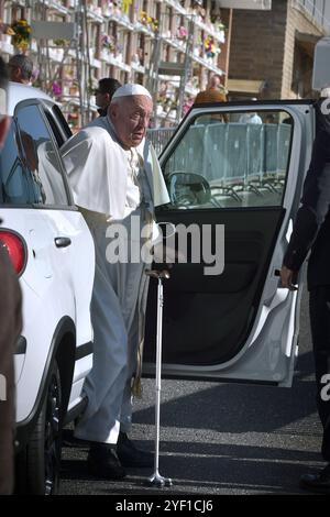Vatikanstadt, Vatikanstadt. November 2024. Papst Franziskus leitet die päpstliche Messe zum Allerseelen-Tag zum Gedenken an alle verreisten Gläubigen auf dem Cimitero Laurentino, einem Friedhof am Stadtrand Roms, am Samstag, 2. November 2024. Quelle: dpa/Alamy Live News Stockfoto