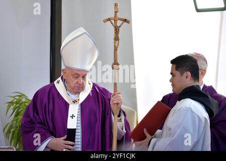 Vatikanstadt, Vatikanstadt. November 2024. Papst Franziskus leitet die päpstliche Messe zum Allerseelen-Tag zum Gedenken an alle verreisten Gläubigen auf dem Cimitero Laurentino, einem Friedhof am Stadtrand Roms, am Samstag, 2. November 2024. Quelle: dpa/Alamy Live News Stockfoto