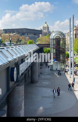 Das neue Gebäude des Prager Hauptbahnhofs (Praha hl n) mit dem Gebäude des Nationalmuseums im Hintergrund, Tschechische Republik. Stockfoto