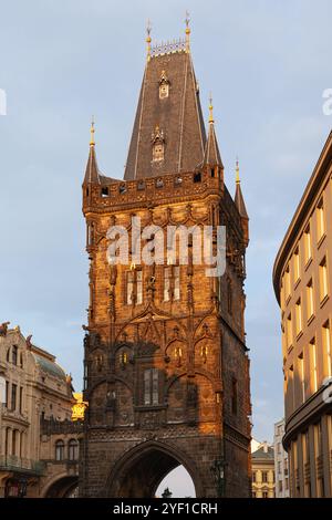 Der Pulverturm (tschechisch Prašná brána) ist ein gotischer Turm im Zentrum von Prag, der Hauptstadt von Tschechien. Stockfoto
