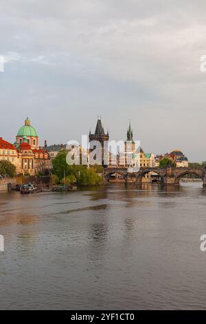 Blick auf die Moldau in Prag, mit dem Altstädter Brückenturm und der Kuppel des St. Nikolaus-Doms mit Blick auf die Karlsbrücke, Tschechische Republik. Stockfoto